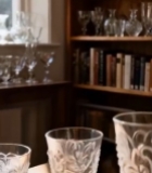  木桌摆放雕花玻璃酒杯4851#竖屏 	 