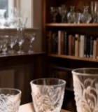  木桌摆放雕花玻璃酒杯4851#竖屏 	 