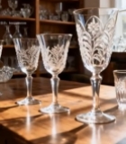  木桌摆放精美花纹玻璃杯6016#竖屏 	 