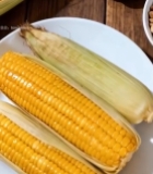  木桌上盘子里的新鲜玉米4383#竖屏 	 