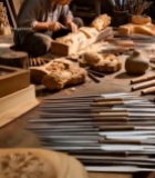  木雕匠人专注雕刻佛像3140#竖屏 	 