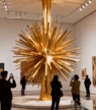  美术馆内人们拍摄金色艺术装置3808#竖屏 	 