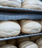  面包架上整齐摆放的面包3504#竖屏 	 