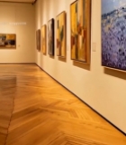  美术馆内手势点赞绘画作品2801#竖屏 	 