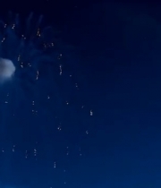  夜空中绽放的白色烟花2697#横屏 	 