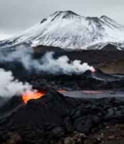  雪山下活火山熔岩流动景象1502#横屏 	 