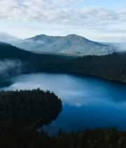  山林间湖泊鸟瞰全景1619#横屏 	 