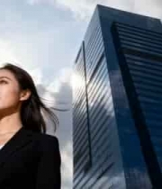  商务女性站立于摩天大楼前1375#横屏 	 