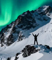 雪山极光下人物张开双臂画面1094#横屏 