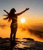  山顶女人张开双臂迎日落1920#横屏 	 
