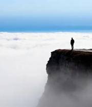  山顶人物俯瞰云海景观1980#横屏 	 