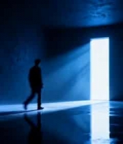  人物于暗室朝光亮处站立1958#横屏 	 