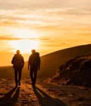  日落时分两人登山徒步画面2373#横屏 	 