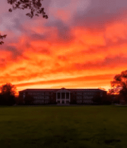 校园黄昏时分天空与建筑景观2944#横屏 