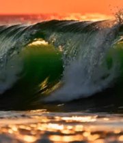 夕阳下的海浪特写4568#横屏 
