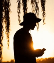 夕阳下戴帽人物手持物品剪影4859#横屏 