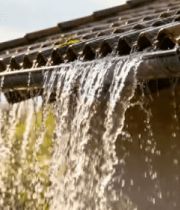 屋顶雨水从檐沟倾泻而下2172#横屏 