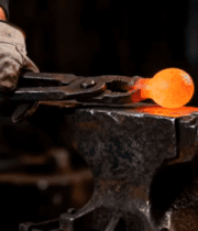 铁匠在铁砧上锻造金属素材4487#横屏 