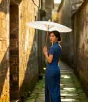  旗袍女子古巷撑伞背影2378#横屏 	 