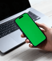 手持绿屏手机与笔记本电脑画面4634#横屏 