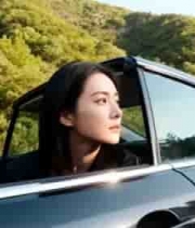  女子乘车欣赏自然风光2638#横屏 	 -