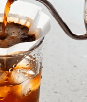 手冲咖啡倒入冰杯过程3393#横屏 