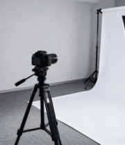  女子于山间草地漫步858#横屏 	 