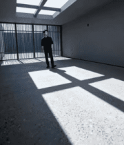 室内男子站立于带天窗房间2349#横屏 