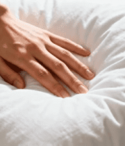 手按压白色柔软枕头1227#横屏 