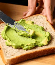 手部涂抹牛油果在面包上画面2620#横屏 