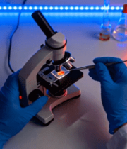 实验室人员操作显微镜实验1538#横屏 