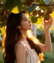  女子果园采摘猕猴桃素材924#横屏 	 - 