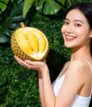  女子手持剥开的榴莲1928#横屏 	 -