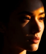  女性面部光影特写1882#横屏 	 