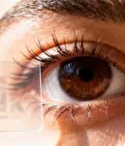  女性佩戴隐形眼镜特写2006#横屏 	 