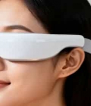  女性佩戴眼部按摩仪106#横屏 	 - 