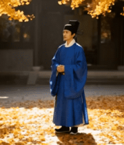 身着古装男子庭院站立画面1429#横屏 