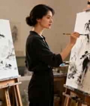  女性在工作室绘制水墨画1950#横屏 	 