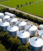  农田旁的金属储粮罐俯瞰2432#横屏 	 