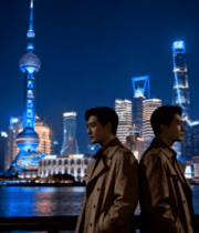 上海外滩夜景前的两人背影891#横屏 
