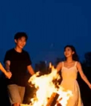  年轻人围篝火手拉手欢乐场景428#横屏 	 