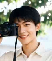  男子手持相机户外微笑拍摄2546#横屏 	 - 