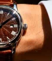  男士手腕佩戴复古花纹手表3015#横屏 	 