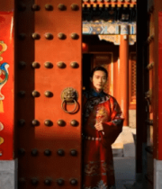 身着古装男子立于宫门处166#横屏 