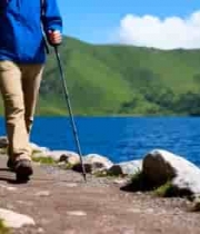  男子户外徒步湖边山间小径183#横屏 	 