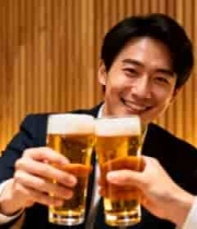  男士餐厅举杯畅饮啤酒画面1974#横屏 	 