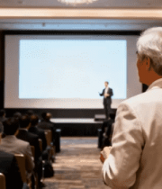 商务会议中老者聆听演讲场景3204#横屏 