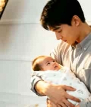  男子室内温柔抱婴儿2180#横屏 	 