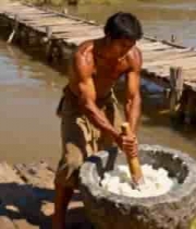  男子河边石臼舂制食物素材840#横屏 	 