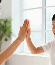  母子室内击掌互动场景2479#横屏 	 